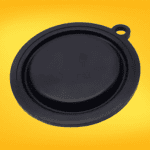 Diafragma de goma de forma circular, color negro, con un borde flexible y una pequeña pestaña en un extremo. Utilizado en sistemas de control de fluidos, válvulas o bombas para regular el flujo y la presión.