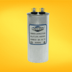 Capacitor sencillo de alto rendimiento, utilizado para estabilizar el voltaje y mejorar el arranque y funcionamiento de motores eléctricos en sistemas de refrigeración.