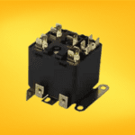 Relay de potencia, diseñado para controlar la distribución de energía en sistemas eléctricos, asegurando la correcta protección y funcionamiento de equipos industriales y comerciales.