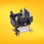 Relevador de control, diseñado para activar o desactivar dispositivos eléctricos en función de señales de baja potencia.