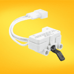 Switch de puerta seguro y duradero, utilizado en electrodomésticos para activar y desactivar funciones automáticamente al abrir o cerrar.