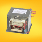 Transformador compacto, diseñado para distribuir energía eléctrica de manera segura y eficiente.